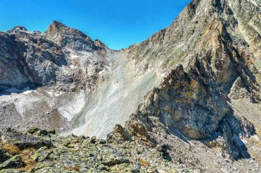 Bulutsuz gökyüzü manzaralı bir dağ manzarası. Vahşi yaşam. Dağcılar için bir cennet. Gündüz vakti. bulut yok