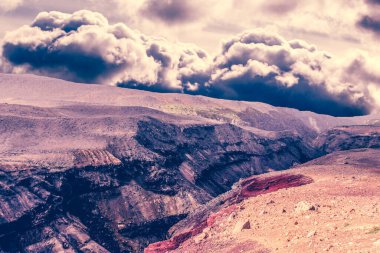 Işığın sınırı, dünyanın sonu, bulutların üstü. Dağın en yüksek noktası. Tepe noktası. Dağcılar için mistik bir yer. Film Efekti. Kırmızı, mor, mor, renkli..