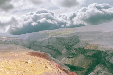 Işığın sınırı, dünyanın sonu, bulutların üstü. Uçurumun en yüksek noktası. Tepe noktası. Dağcılar için mistik bir yer. Film Efekti. Sarı, gri, kırmızı renkli.