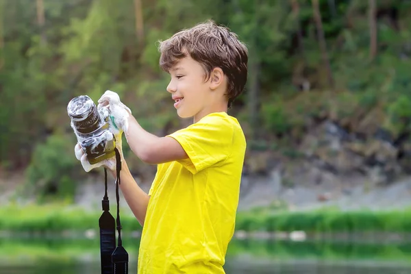 Ein Kind Steht Der Nähe Des Flusses Freien Hält Eine — Stockfoto