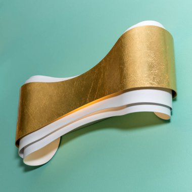 Turkuaz renkli duvarda parlak, modern bir metal lamba. Boş alan.