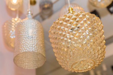 Tavandan sarkan sarı camdan yapılmış bir grup kapalı tavan avizesi asıldı. İç mekan dekorasyonu kavramı. İçeride. Kapat..