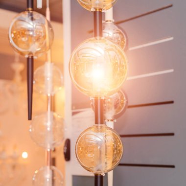 Tavandan sarkan camdan yapılmış parlak bir tavan avizesi. İç mekan dekorasyonu kavramı. İçeride. Kapat..