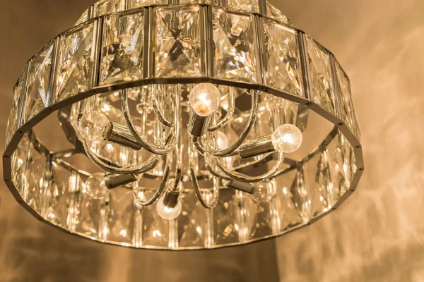 Zbliżenie Świecącego Luksusowego Drogiego Żyrandola Kryształowej Lampy Sufitowej Klasyczny Styl — Zdjęcie stockowe
