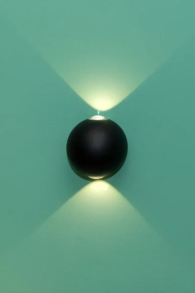 Eine Leuchtende Schwarze Moderne Metall Led Lampe Der Türkisfarbenen Wand Stockbild