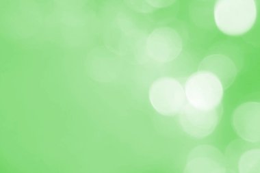 Güzel bir bahar, yaz ve şenlikli bir arka plan. Güneş ışığı, bulanık, odaklanmış, göz kırp ve bokeh yakın plan. Yeşil doku. Çevresel koruma teması, sağlık. Yeni çim reklamları için pankart. Hızı kopyala.