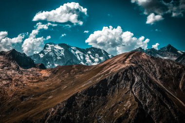 Kümülüs bulutlu resimli dağ manzarası. Vahşi yaşam. Yürüyüş. Gündüz vakti. fırtına uyarısı