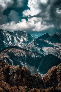 Kümülüs bulutlu resimli dağ manzarası. Vahşi yaşam. Yürüyüş. Hava kötüleşiyor.