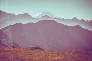 Bulutsuz gökyüzü manzaralı bir dağ manzarası. Vahşi yaşam. Dağcılar için bir cennet. Gündüz vakti. Gökyüzü pembe perspektifi.