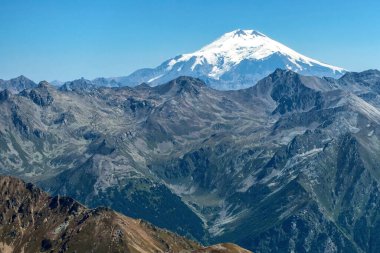 Bulutsuz gökyüzü manzaralı bir dağ manzarası. Vahşi yaşam. Dağcılar için bir cennet. Gündüz vakti. Karlı zirve