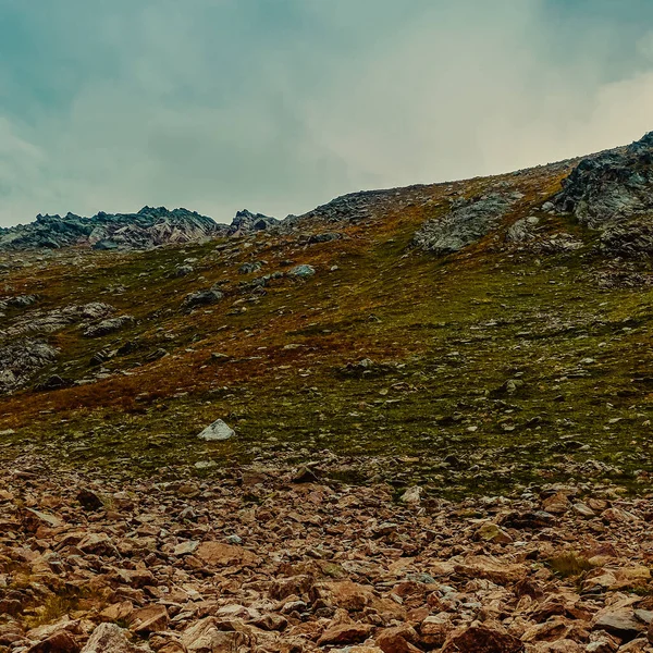 Kümülüs bulutlu resimli dağ manzarası. Vahşi yaşam. Yürüyüş. Gündüz vakti. kare fotoğraf