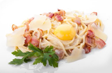 bir İtalyan restoranında pişmiş spagetti