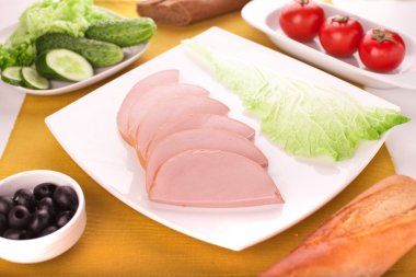  Doğal bir arka plan üzerinde sulu et yemek.