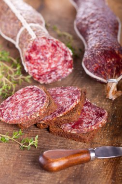 Sulu sosis tabak doğal bir arka plan üzerinde.