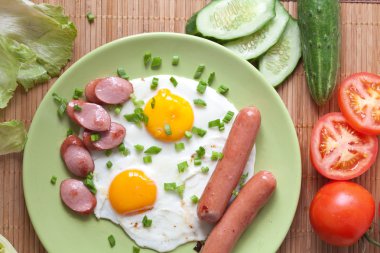 Sulu sosis tabak doğal bir arka plan üzerinde.