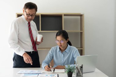 Kıdemli ve genç iş adamları, yeni beceriler edinmek için internet projesini ya da genç bir stajyerin ofisteki bilgisayar ekranına bakmasıyla Koçluk İş Takımı 'nı tartıştılar.