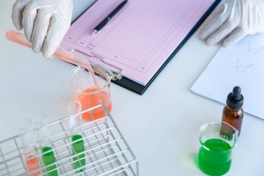 Bilim adamları laboratuvar önlüğü giyiyorlar ve koruyucu giysiler deney, laboratuvar ve geliştirme konseptinde deney tüpleriyle araştırma veya araştırma yapıyorlar..