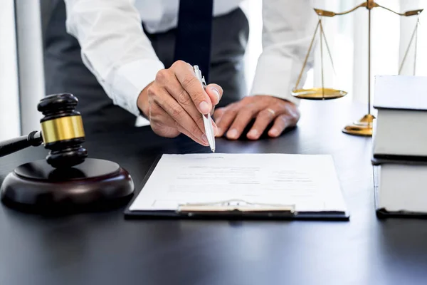 Адвокат Або Суддя Представляють Клієнта Договірними Документами Концепцією Юридичних Юридичних — стокове фото
