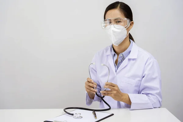 Médico Medicina Segurando Com Estetoscópio Mão Para Profissional Enfermagem Confiança — Fotografia de Stock