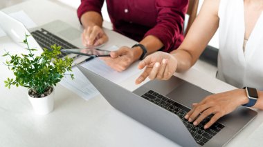 Genç öğrenci kampüsü, arkadaşa yardım eder ve özel ders öğrenir. Halk, öğrenim, eğitim ve okul kavramı.