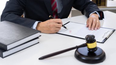 Avukat dava noter istişaresi ya da belge sözleşmeli kadın girişimcilerle müzakere hukuki davası.