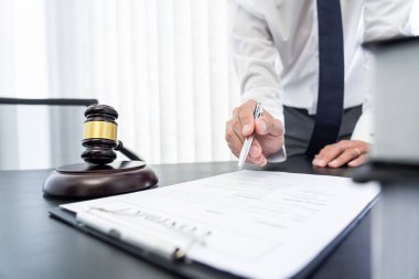 Avukat ya da yargıç müvekkil danışmanlığı ile toplantı sözleşmeli kağıt anlaşmasını tartışırken yardım