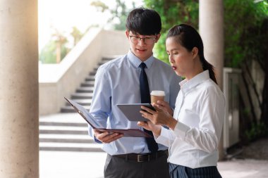 İş adamları tatilde şehir dışındaki yeni proje işlerini tartışıyorlar..