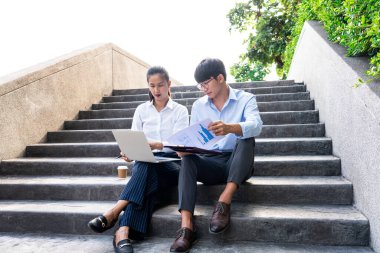 İş adamları tatilde şehir dışındaki yeni proje işlerini tartışıyorlar..