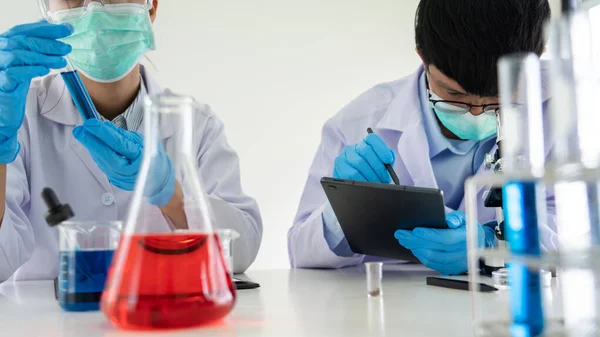 Attraente Team Giovani Scienziati Camice Laboratorio Occhiali Sicurezza Che Lavorano — Foto Stock