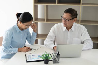 Kıdemli ve genç iş adamları, yeni beceriler edinmek için internet projesini ya da genç bir stajyerin ofisteki bilgisayar ekranına bakmasıyla Koçluk İş Takımı 'nı tartıştılar.