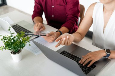 Sınava ya da sınava çalışan genç bir kadın ve erkek. Arkadaşlarıyla birlikte ders kitapları, eğitim ve okul kavramı.