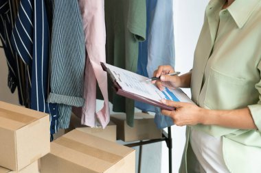 Çevrimiçi küçük işletme girişimcileri mağazada çalışıyor müşterilere, girişime ve çevrimiçi iş konseptine ürünler sunmak için hazırlık yapıyorlar