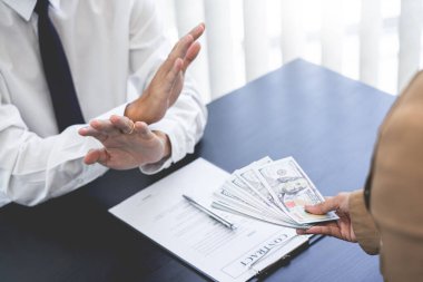 İş ortağı el hareketi. Parayı reddetmek, yolsuzlukla mücadele kavramı.