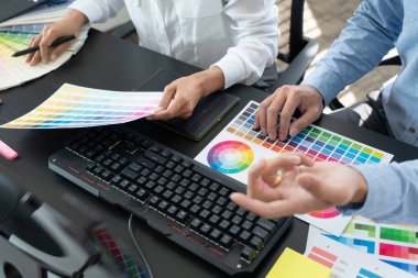 Grafik tasarımcısı veya yaratıcı birlikte çalışarak grafik tableti ve çalışma arkadaşı ile çalışma masasında bir stil kullanarak renklendirme