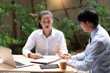 İş adamları tatilde şehir dışındaki yeni proje işlerini tartışıyorlar..