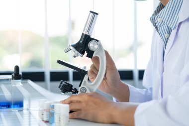 Bilim adamları laboratuvar önlüğü giyiyorlar ve koruyucu giysiler deney, laboratuvar ve geliştirme konseptinde deney tüpleriyle araştırma veya araştırma yapıyorlar.