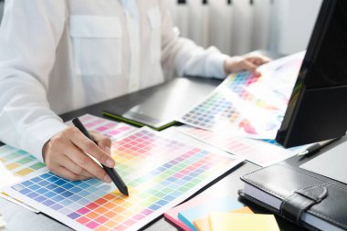 iç mimar ya da yaratıcı grafik tasarımcısı proje mimarisi üzerinde çalışıyor iş araçları ve ofis seçimleri için ekipman ile renk örnekleri ile.