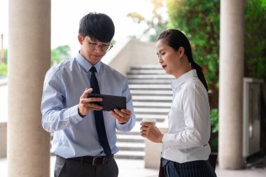 İki İş Meslektaşı şehir merkezinde yeni proje toplantısını tartışıyorlar.. 