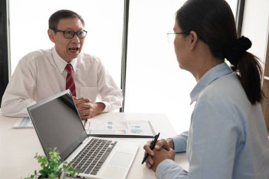 Kıdemli ve genç iş adamları, yeni beceriler edinmek için internet projesini ya da genç bir stajyerin ofisteki bilgisayar ekranına bakmasıyla Koçluk İş Takımı 'nı tartıştılar.