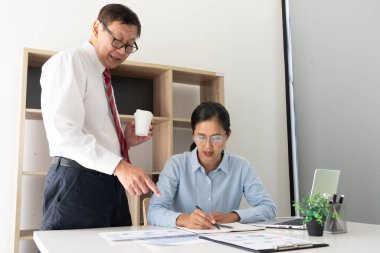 Kıdemli ve genç iş adamları, yeni beceriler edinmek için internet projesini ya da genç bir stajyerin ofisteki bilgisayar ekranına bakmasıyla Koçluk İş Takımı 'nı tartıştılar.