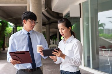 İki İş Meslektaşı şehir merkezinde yeni proje toplantısını tartışıyorlar.. 