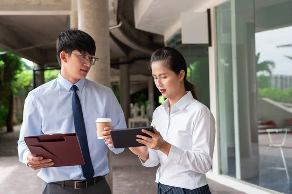 İki İş Meslektaşı şehir merkezinde yeni proje toplantısını tartışıyorlar.. 