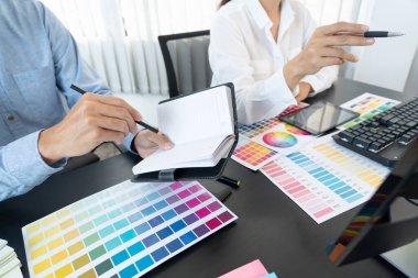 Grafik tasarımcısı veya yaratıcı birlikte çalışarak grafik tableti ve çalışma arkadaşı ile çalışma masasında bir stil kullanarak renklendirme