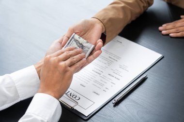 İş adamları rüşvet vermek için rüşvet veriyorlar gizlice para, rüşvet ve yolsuzluk kavramları veriyorlar