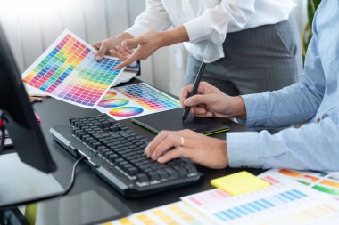 Grafik tasarımcısı veya yaratıcı birlikte çalışarak grafik tableti ve çalışma arkadaşı ile çalışma masasında bir stil kullanarak renklendirme