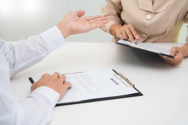 İş görüşmesi ve işe alım, iş görüşmesine katılan işadamı adayı modern ofis alanındaki işletme müdürüne profilini açıklıyor. İş danışmanlığı veya istihdam kavramı