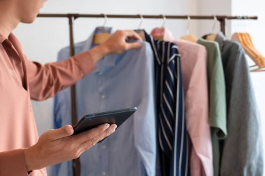 Çevrimiçi küçük işletme girişimcileri mağazada çalışıyor müşterilere, girişime ve çevrimiçi iş konseptine ürünler sunmak için hazırlık yapıyorlar