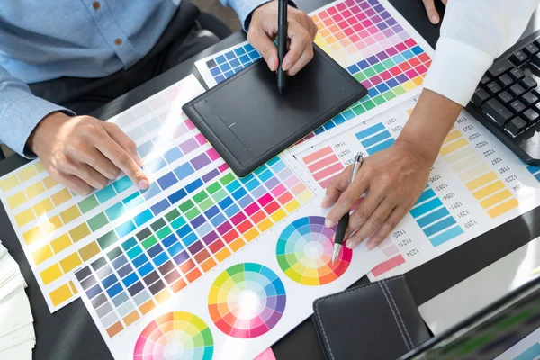 Designer Gráfico Criativo Trabalhando Juntos Colorir Usando Tablet Gráficos Uma — Fotografia de Stock
