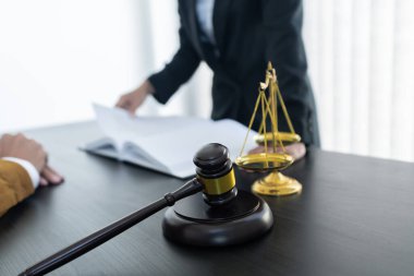 Hukuk, terazi ve çekiç masada, iki avukat sözleşme kağıtları, hukuk konuları kararlılık, açık kitap hakkında konuşuyor..