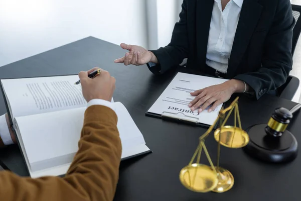 Law Libra Scale Hammer Table Lawyers Discussing Contract Paper Law — Stock Photo, Image